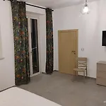 Casa Di Chiarina, Primo Piano E Piano Terra Apartment *